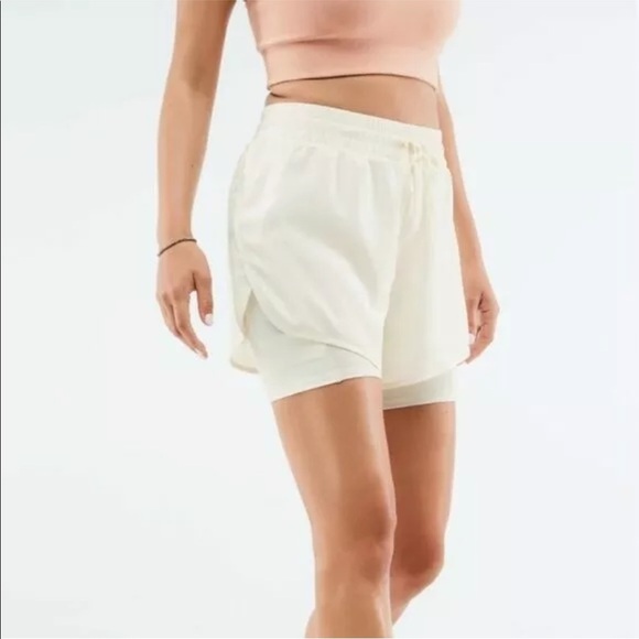 NWT Fabletics Cream Sloane Run Shorts - Picture 1 of 4
